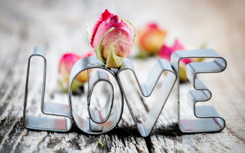 Love надпись на черном фоне