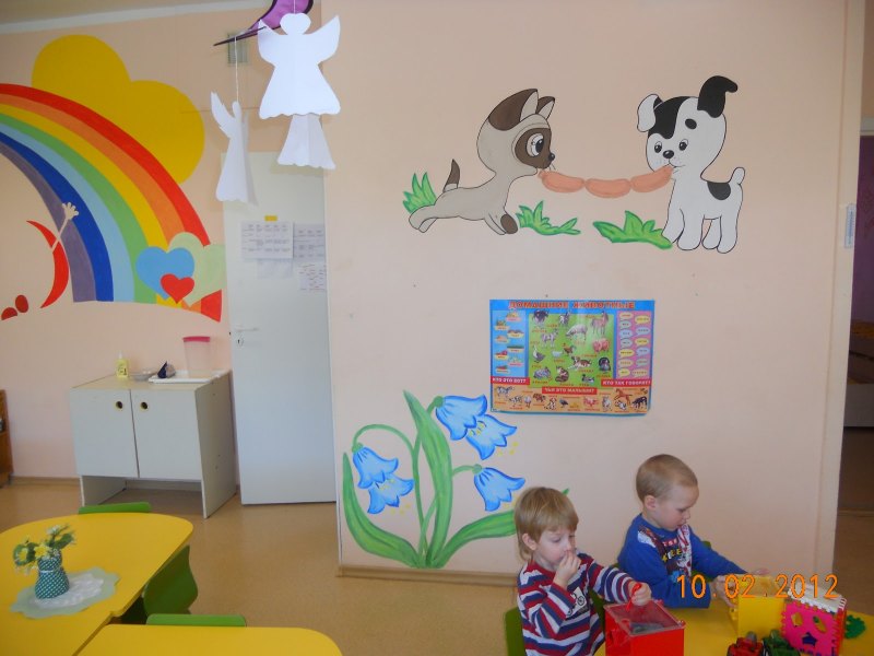 Украшение стены в группе детского сада