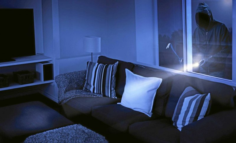 Темная комната ночью