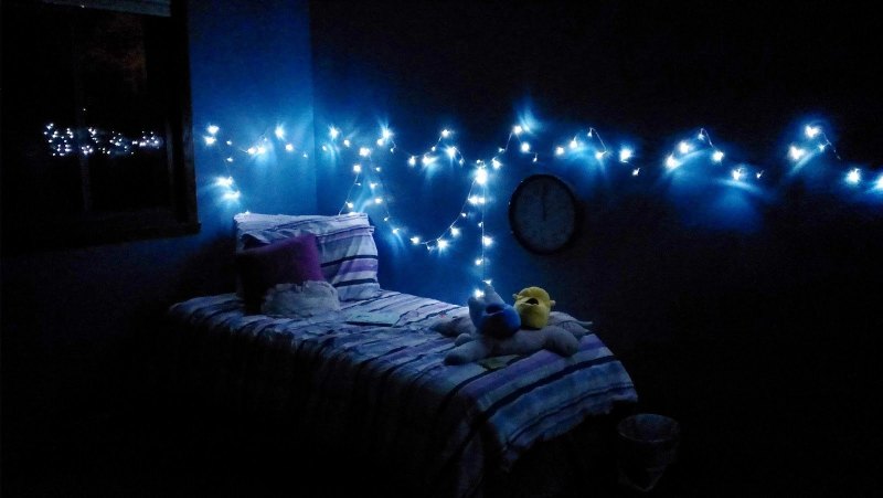 Гирлянда в комнате