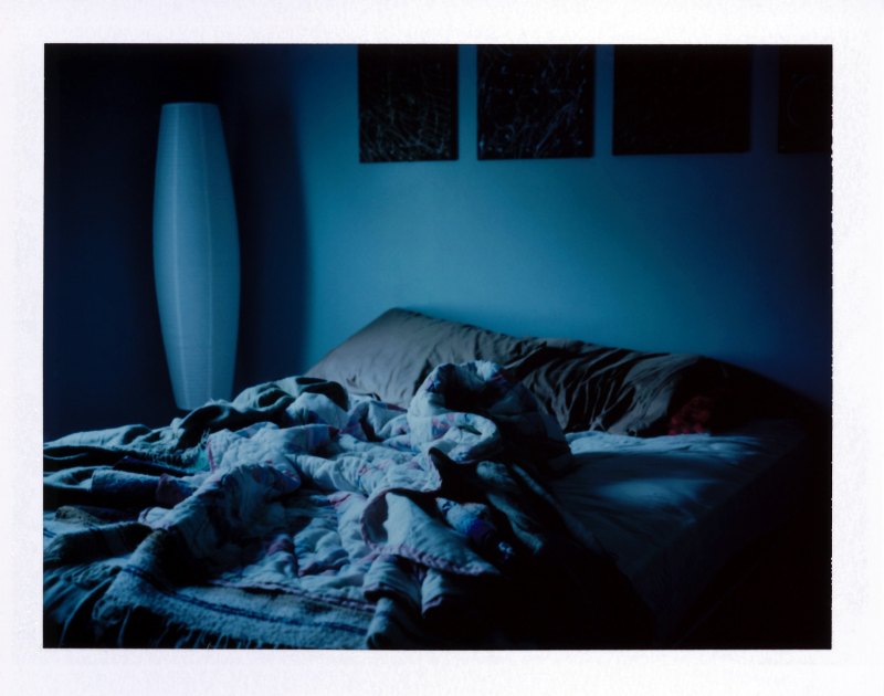 Тёмные комната с кроват