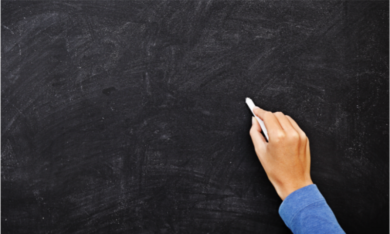 Рука с мелом на доске