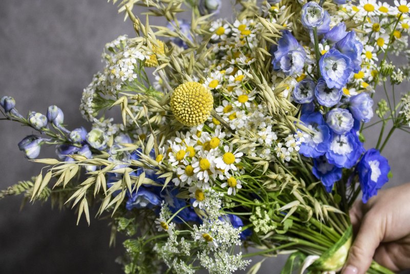 Оригинальный букет из полевых цветов