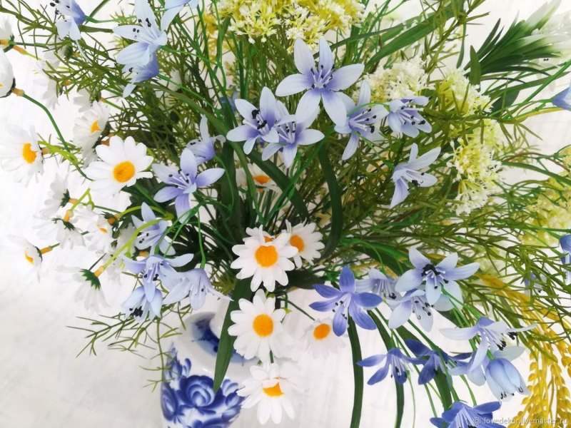 Букет с полевыми цветами