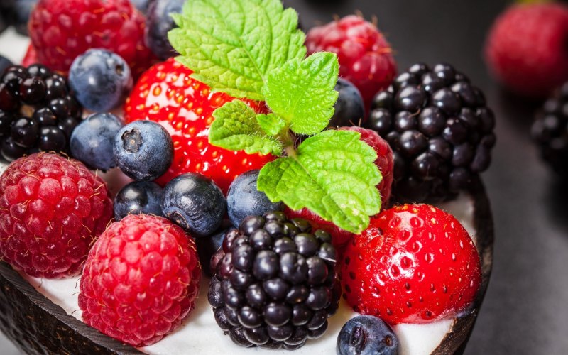 Клубника малина ежевика