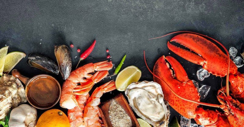 Морепродукты на черном фоне