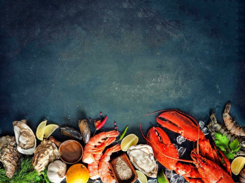 Морепродукты на голубом фоне