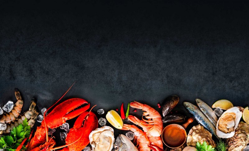 Рыба и морепродукты на темном фоне