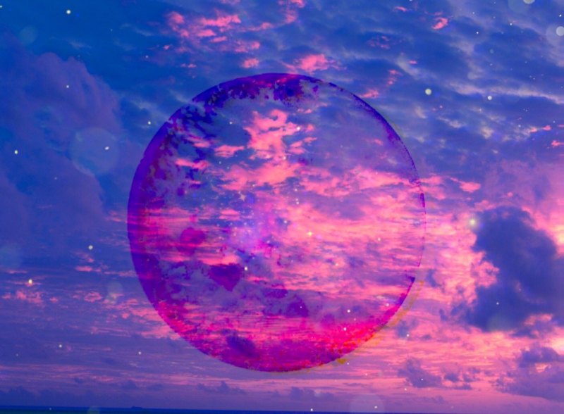 Красивое небо с облаками розовое