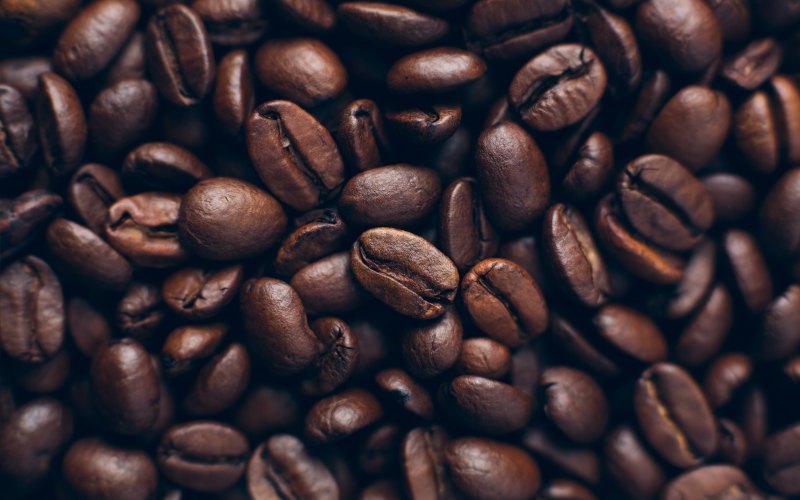 Черные кофейные зерна