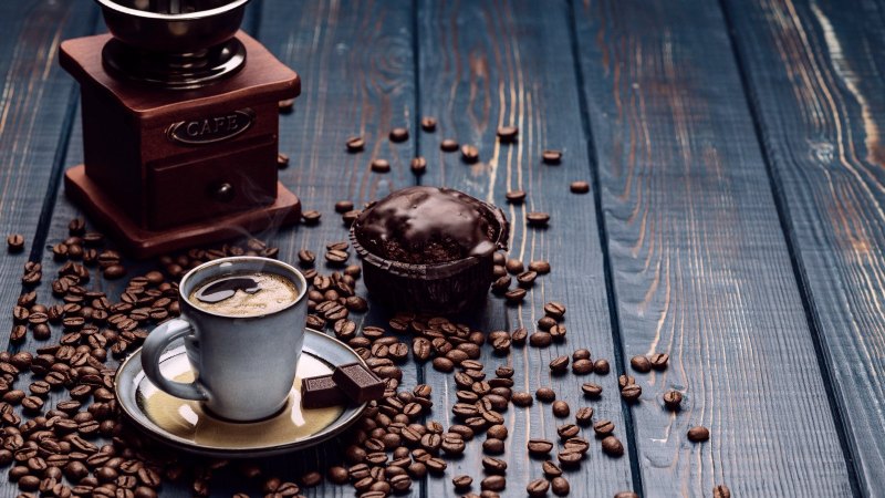 Чашка кофе на столе