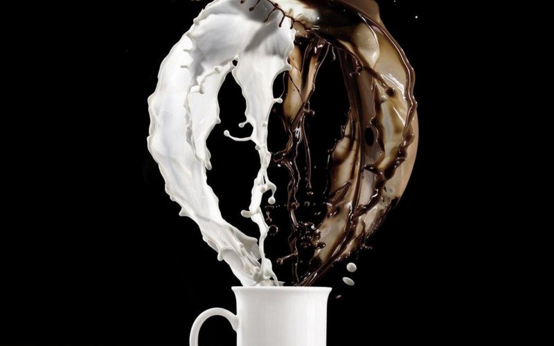 Чашка кофе на черном фоне