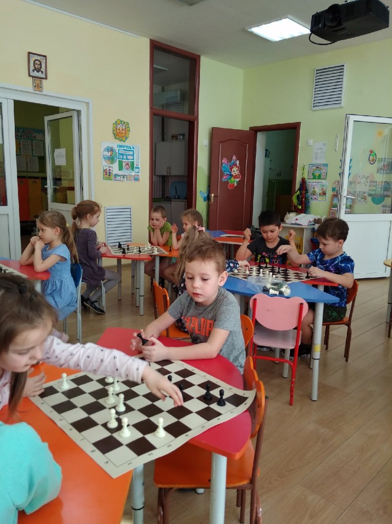 Неоновый круг на прозрачном фоне