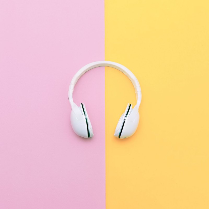 Наушники на желтом фоне