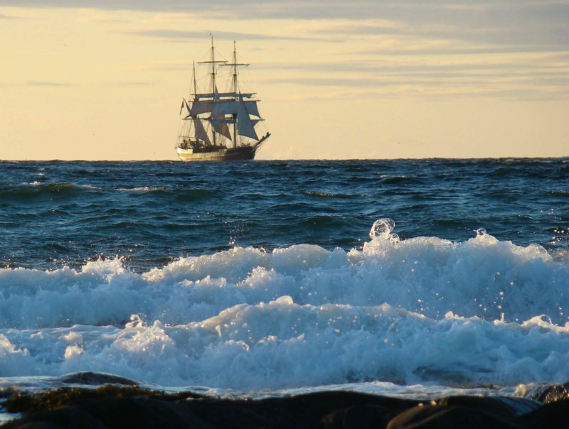 Море корабль берег