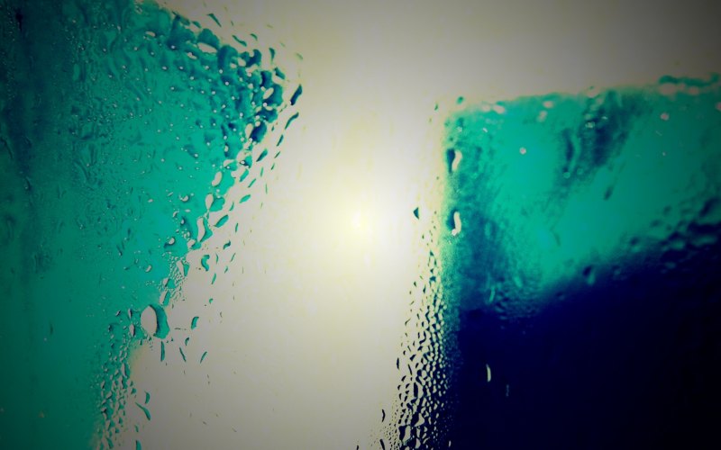 Капли воды на стекле