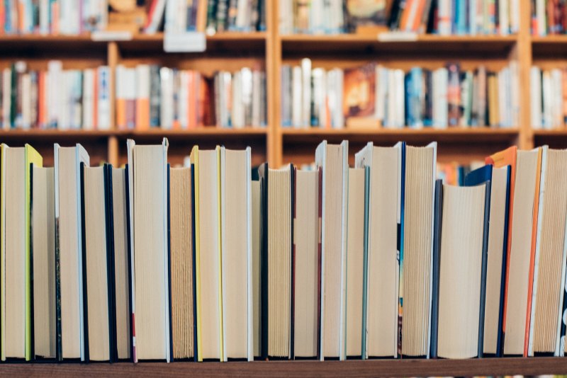 Стеллажи с книгами в библиотеке