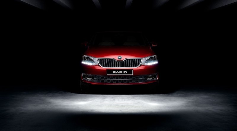 Skoda Rapid 2021 на черном фоне