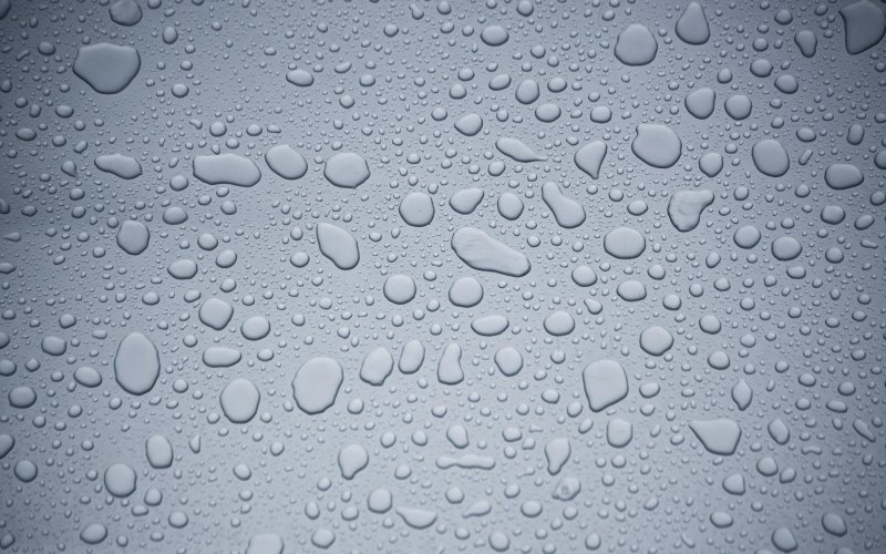 Капли воды на стекле