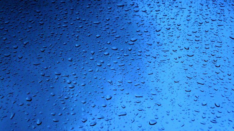 Капли воды на стекле