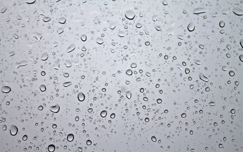 Капельки воды на стекле