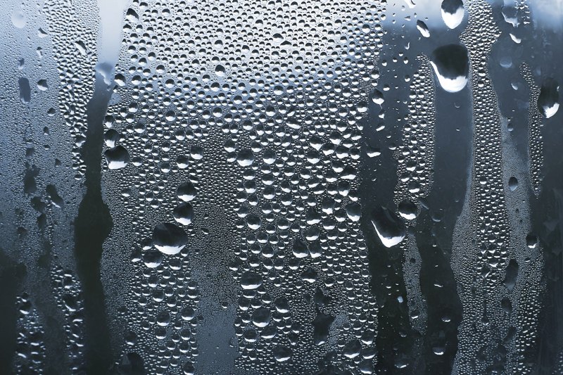 Капли воды на стекле