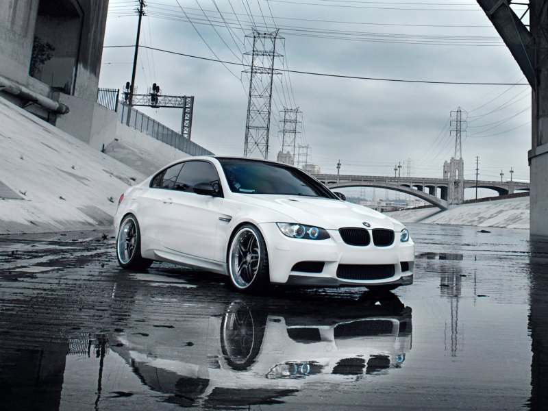 BMW на черном фоне