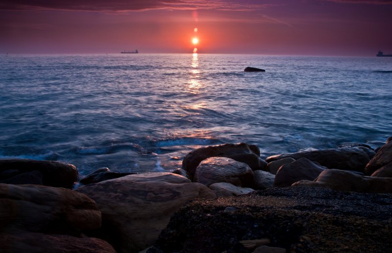 Море камни закат