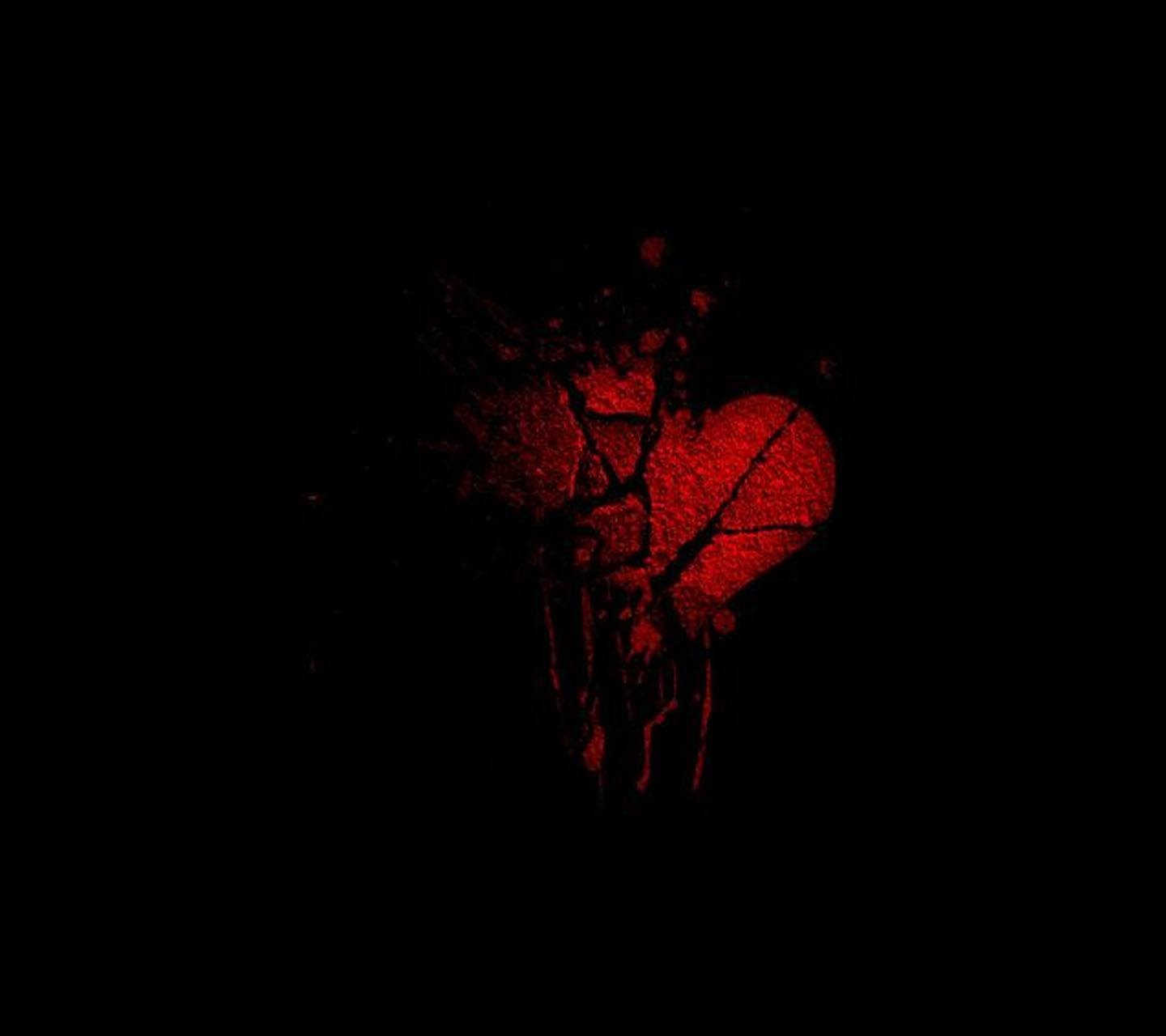 Фото с разбитым сердцем на черном фоне с надписями