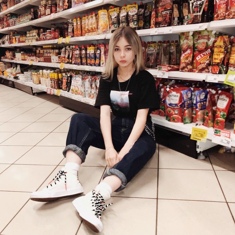 Красивые девушки в магазине