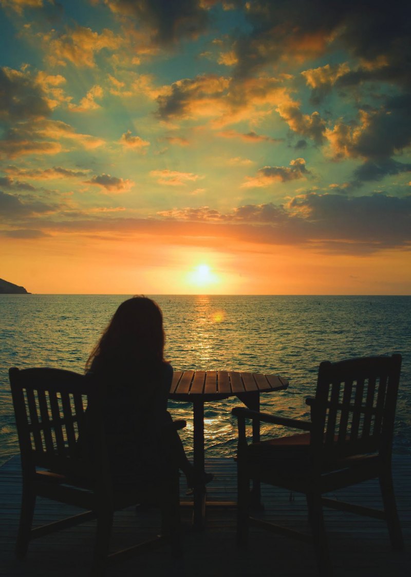Половина пятого мы сидим на закате. Лето море. Девушка-море. Одинокая девушка у моря. Вечер на море.
