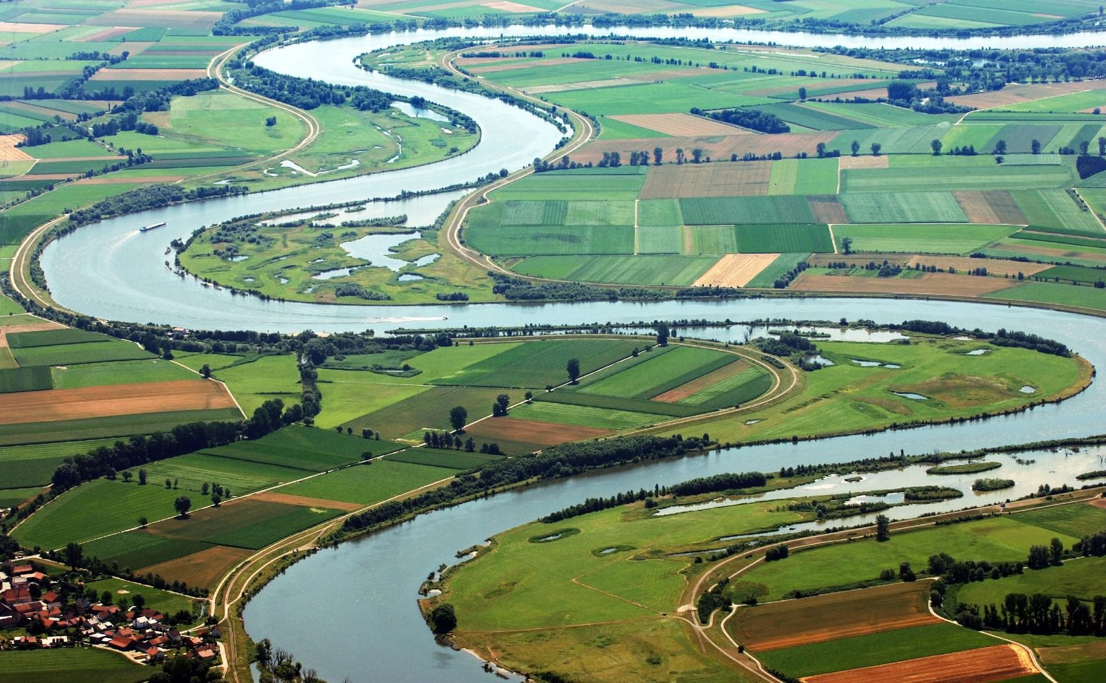 Река в центре европы. Дунай Германия. Устье реки Дунай. Дунай европейская Амазонка. Водные ресурсы реки Дунай.
