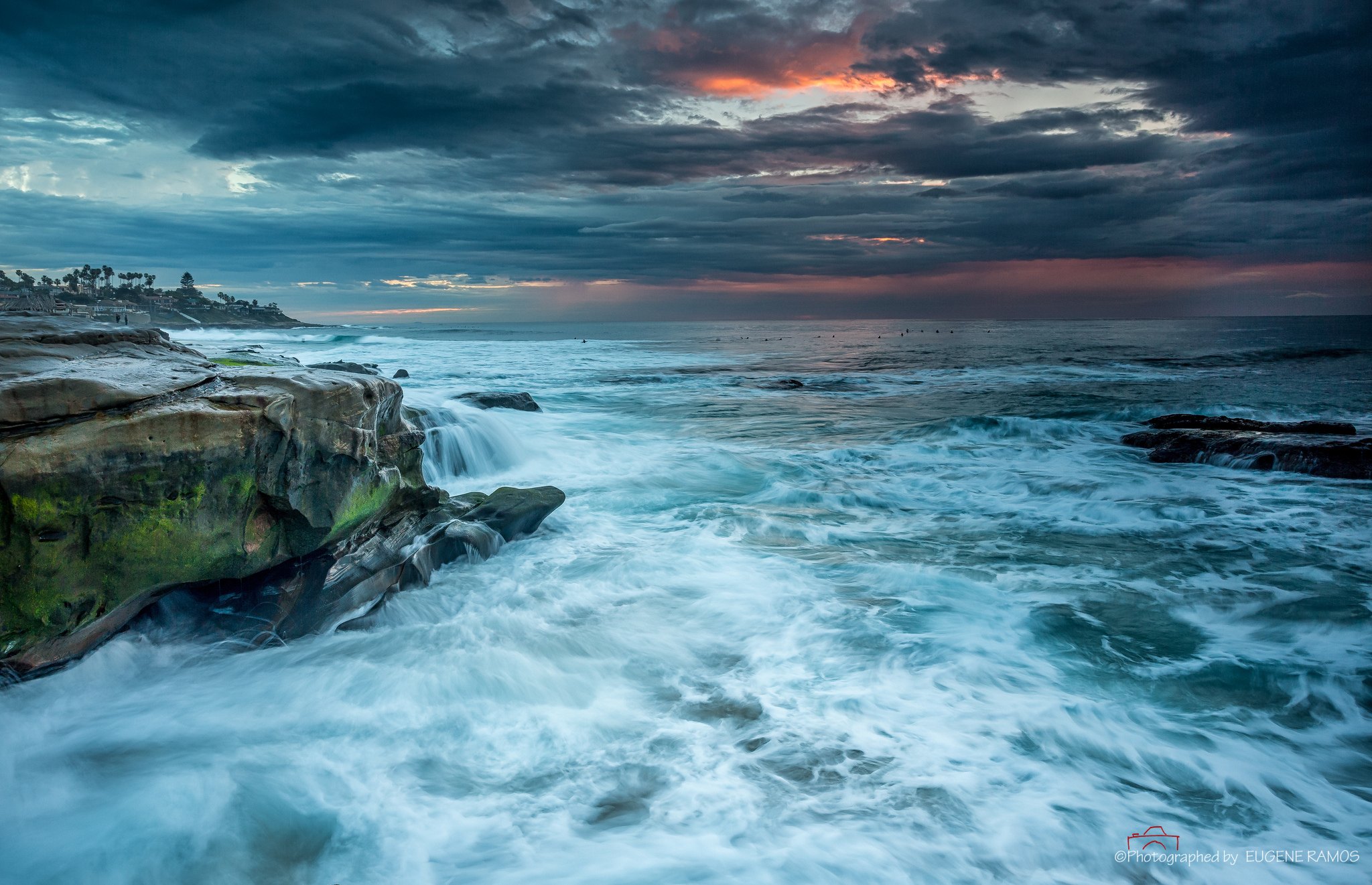 Берег океана в шторм. Океан шторм скалы. Море скалы. Море волны скалы. Бушующее море.