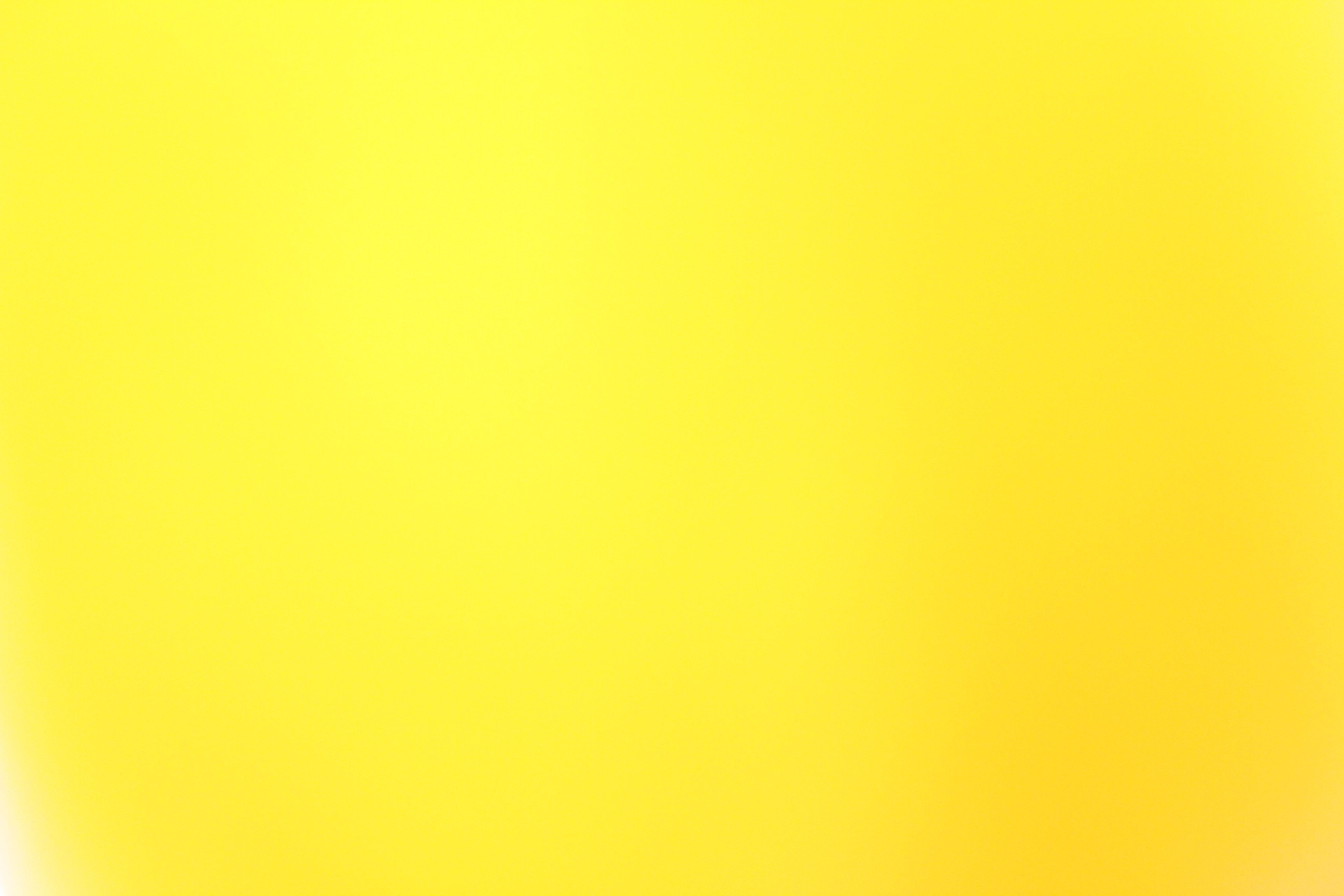 Алюминий имеет желтый цвет. RAL 1026 люминесцентный жёлтый. Желтый фон. Желтые обои. Желтый однотонный.