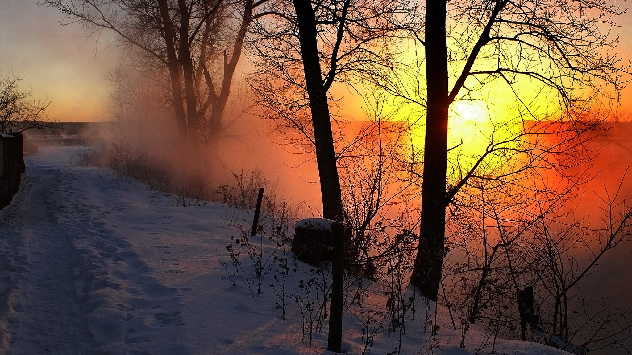 Все кругом быстро чернело. Закат в деревне зимой. Рассвет зимой. Рассвет в деревне зимой. Красивый зимний закат в деревне.