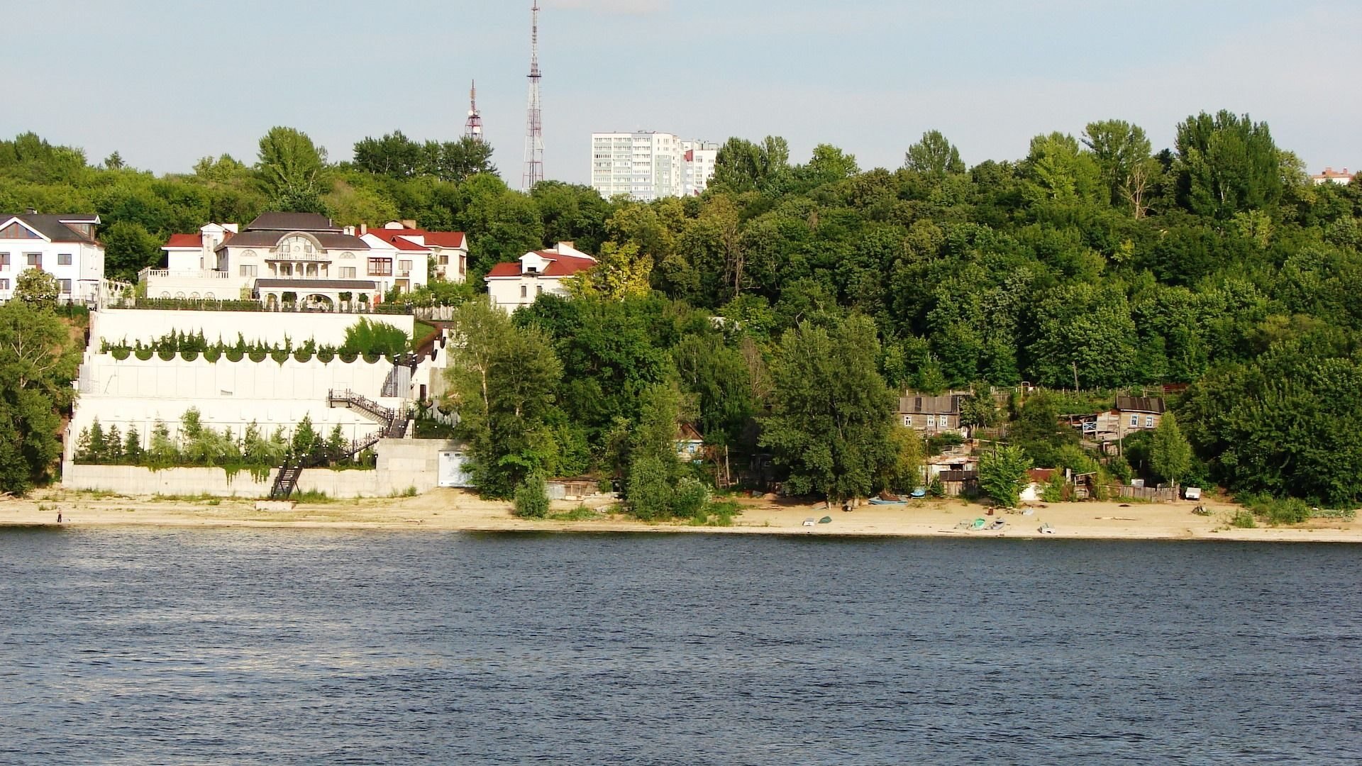 Компания левый берег. Река Волга Самара. Левый берег Самары. Берег Волги Самара. Вид на левый берег Волги Самара.