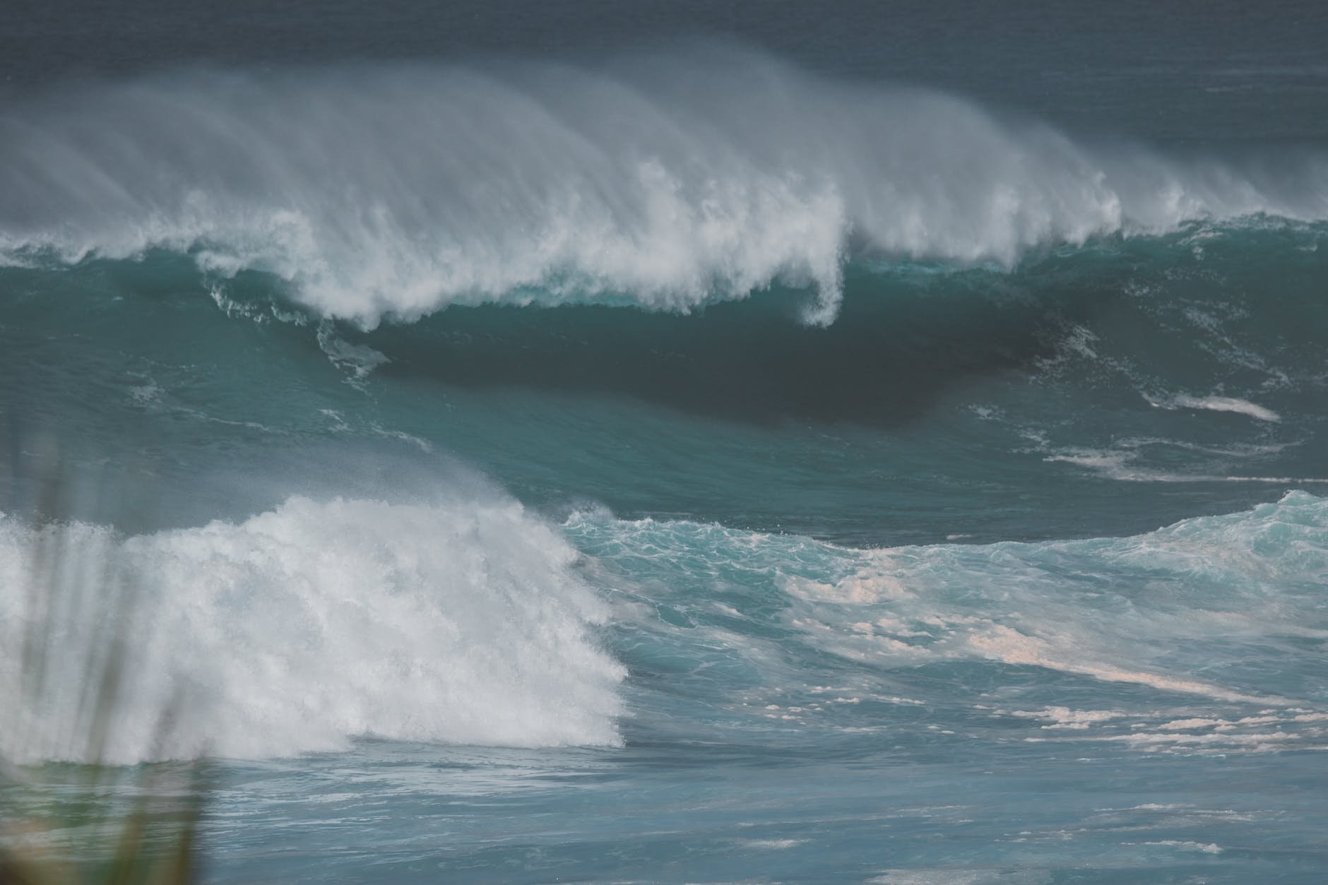 Поднимется волна огромная волна. Море океан волны шторм ЦУНАМИ. Бискайский залив волны убийцы. Океан ЦУНАМИ шторм. Большие волны в океане.