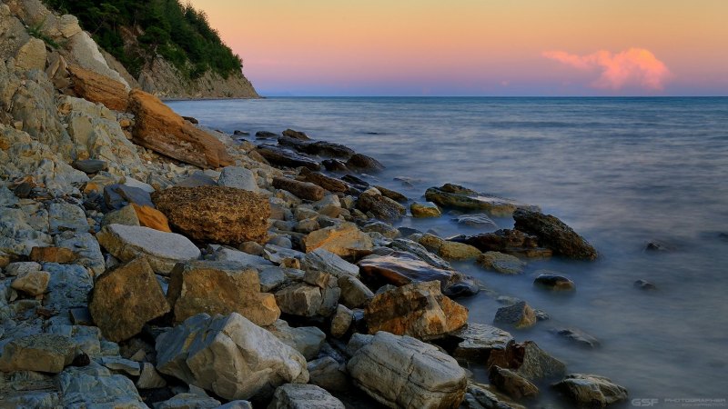 Камни на пляже