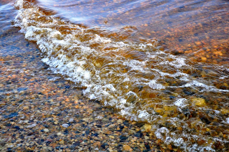 Океан с черным песком