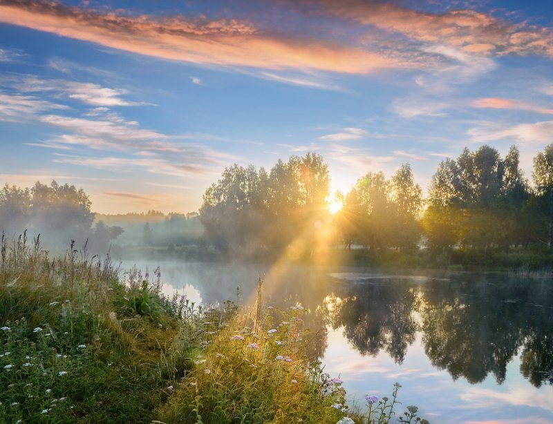 Красивый закат на реке