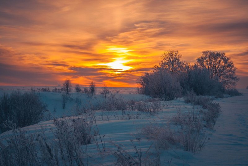 Красный зимний закат в селе