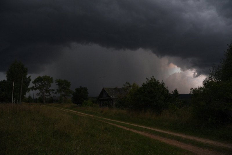 Перед грозой в деревне