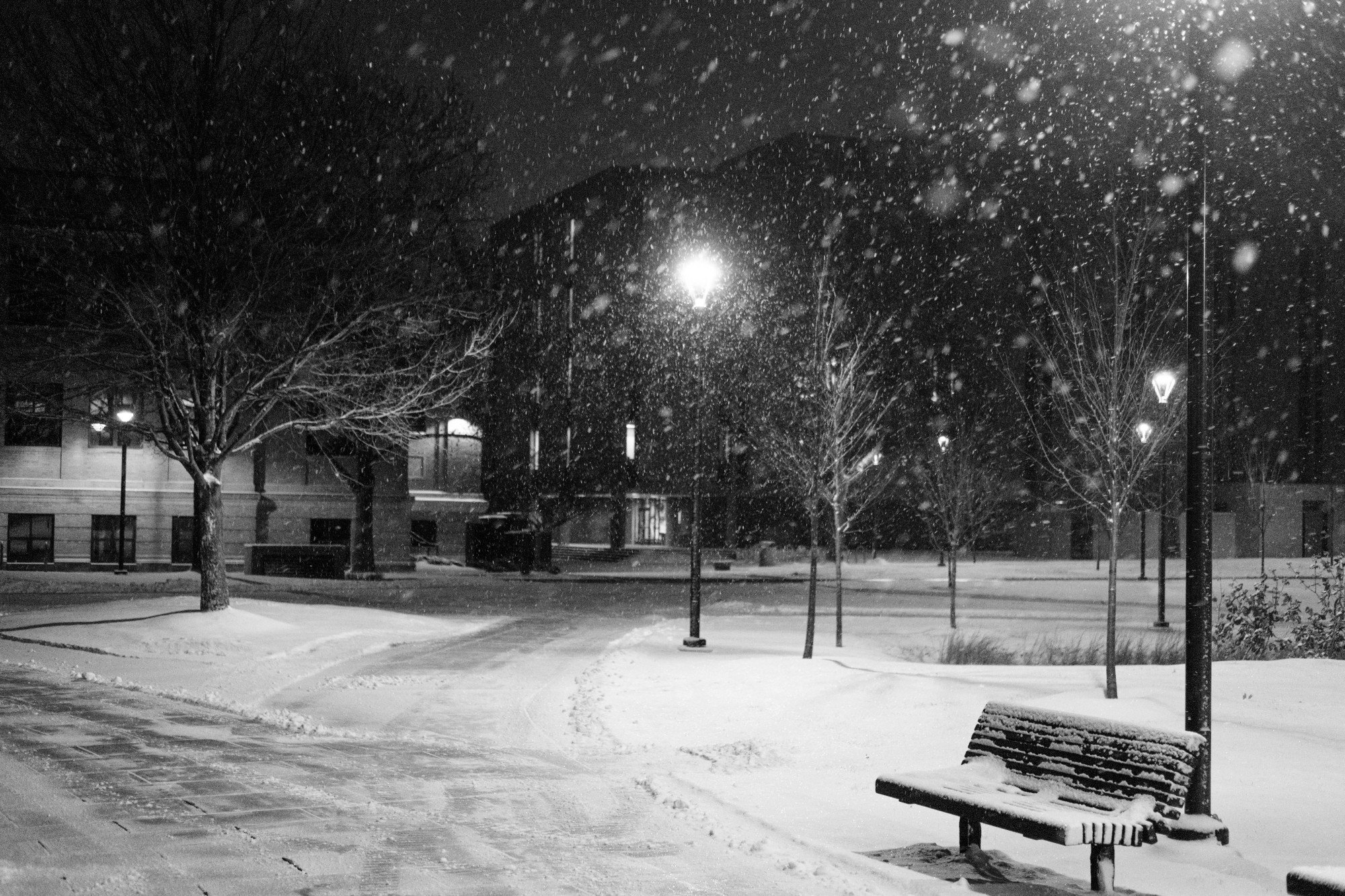 Тишина падающего снега. Двор зимой. Заснеженный двор. Зимний двор в городе. Снегопад.