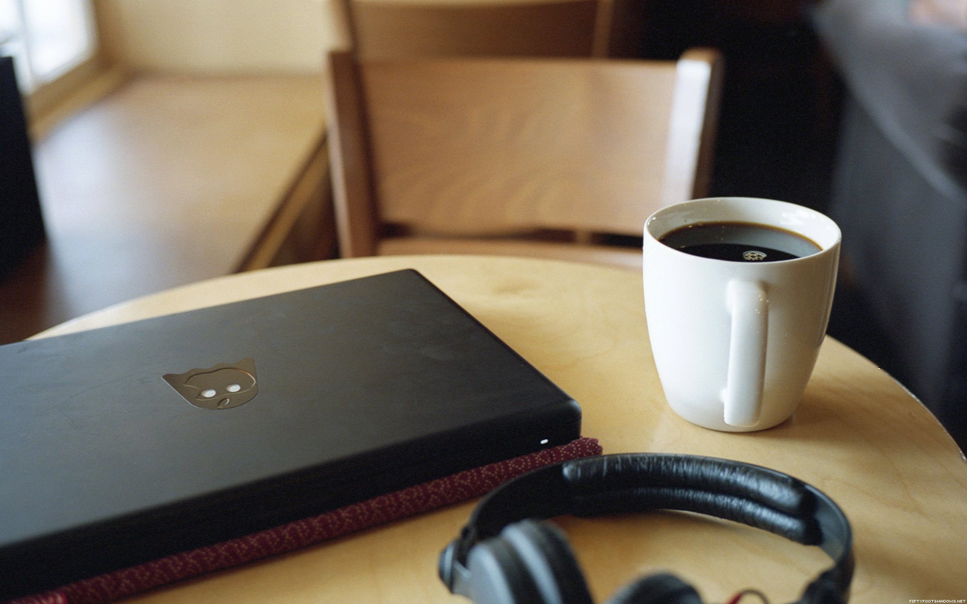 Включи утренний звук. Наушники для ноутбука. Чашка кофе и наушники. Ноут с наушниками и кофе. Телефон и наушники на столе.