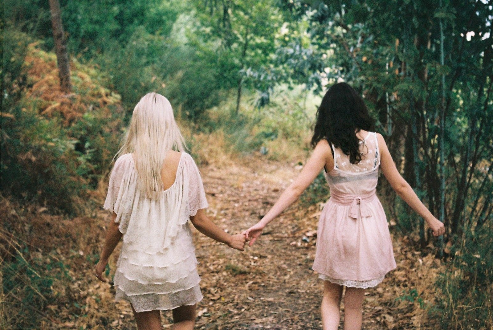 Jane her friend. Блондинка и брюнетка подруги. Две девушки держатся за руки. Две подружки. Фотосессия подруг.