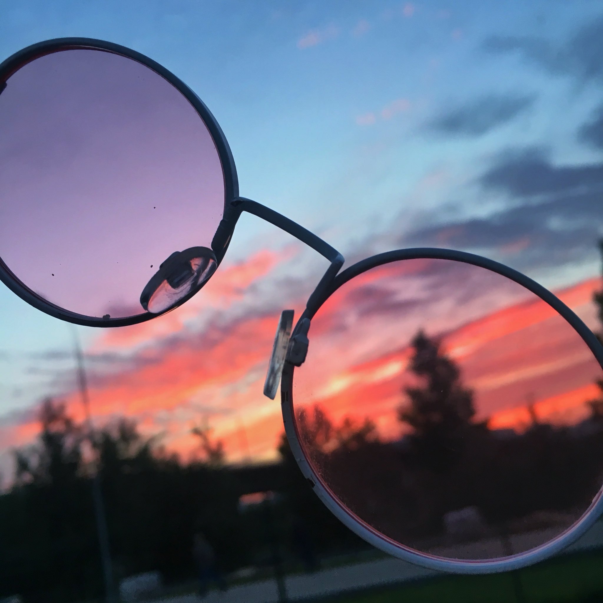 Видеть мир сквозь. Розовые очки. Очки Эстетика. Сквозь розовые очки. Мир сквозь розовые очки.