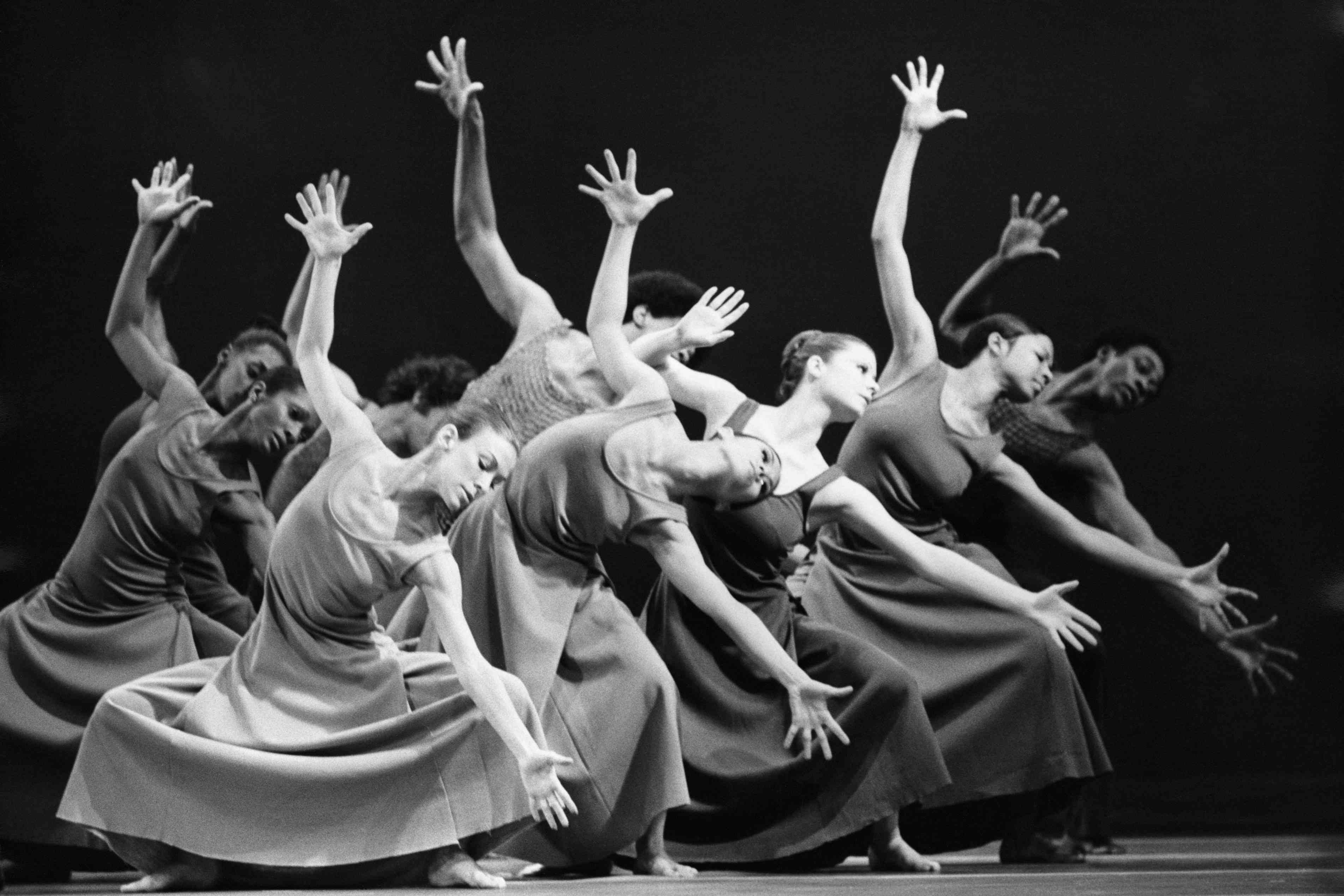 Средства танца и пантомимы. Американский театр танца Элвина Эйли. Элвин Эйли балет. Элвина Эйли американский театр танца дерево. Алвин Эйли 1961 год.