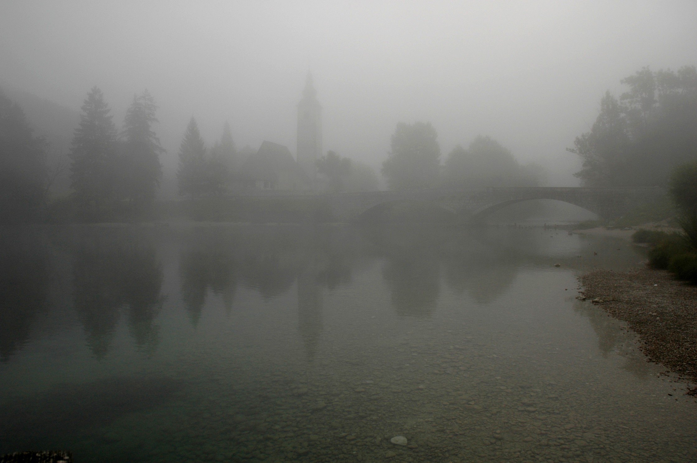 In the fog. Озеро в тумане Эстетика. Туман Эстетика. Туман и река Эстетика. Озеро в тумане мрачно.