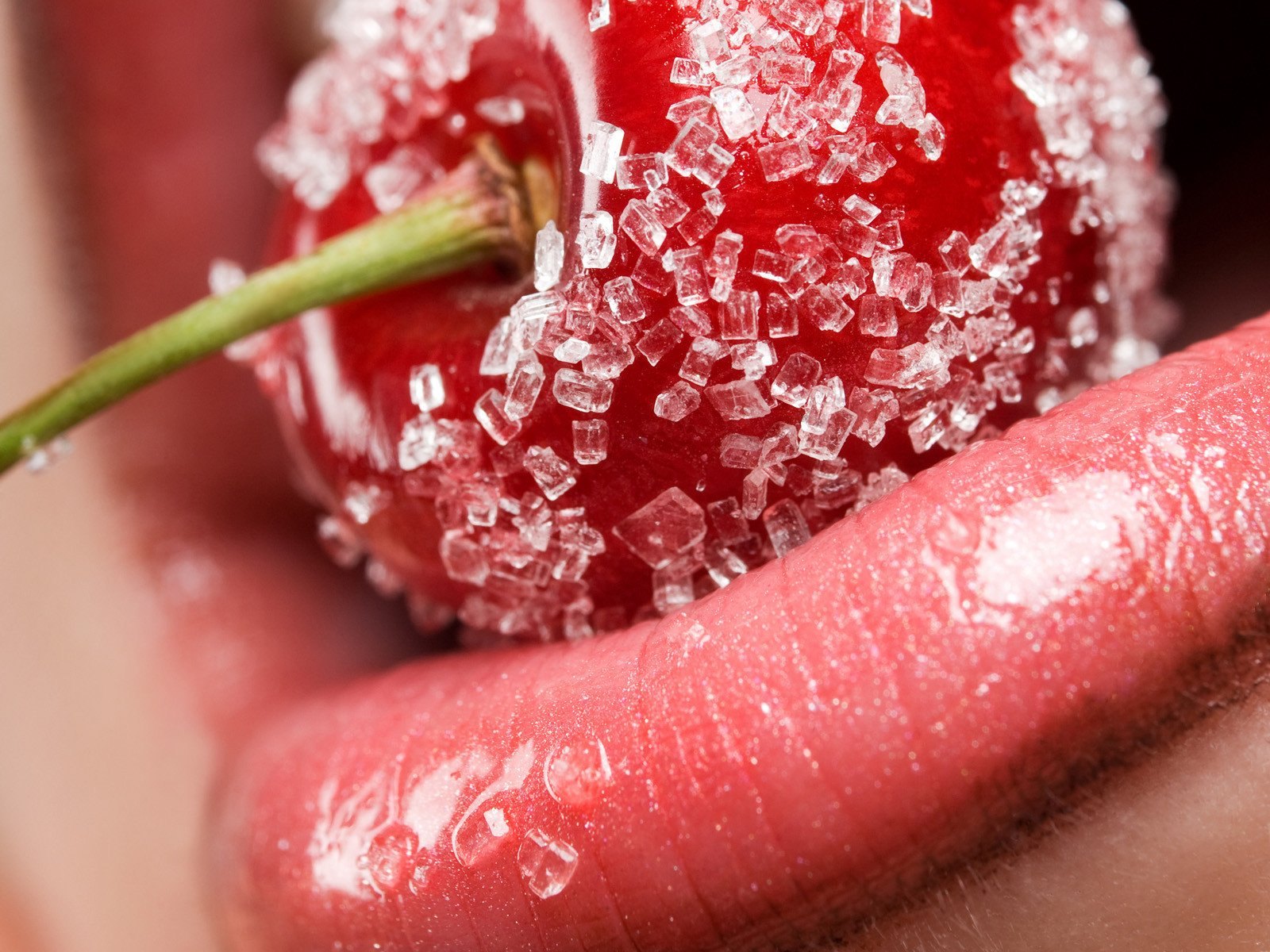 макросъемка фруктов на губах