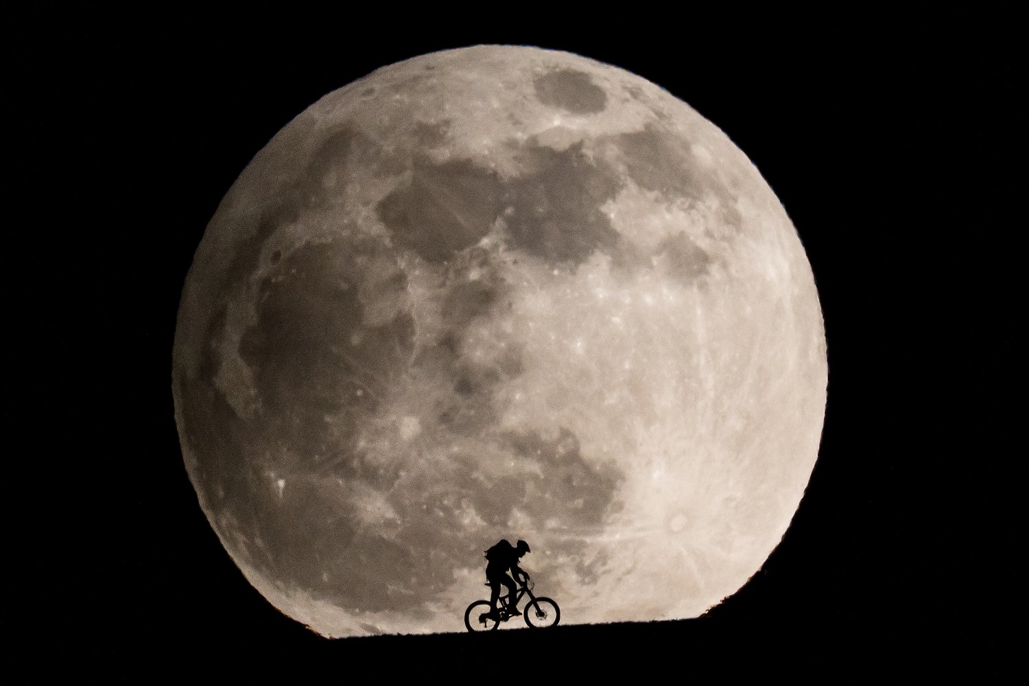 Шагающий по луне. Огромная Луна. Большая круглая Луна. Гигантская Луна. Фото Луны.